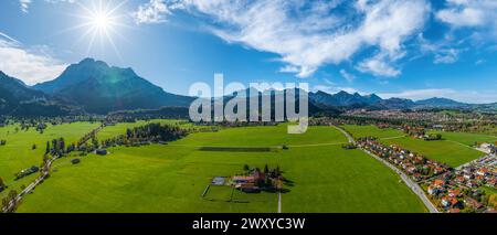 Herbstlicher Blick auf die Gemeinde Schwangau im Königswinkel im östlichen Allgäu Stockfoto