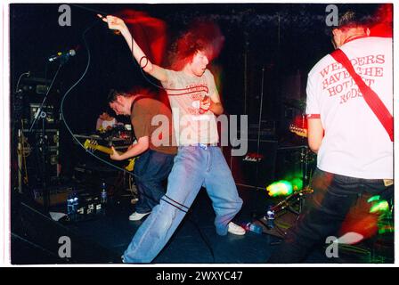 HUNDRED REASONS, YOUNG, EMO CONCERT, 2001: Ein junger Colin Doran Sänger und Larry Hibbitt Gitarrist der Emo-Rockband Hundred Reaons, der am 14. Mai 2001 im Clwb IFOR Bach Welsh Club in Wales spielt. Foto: Rob Watkins. INFO: 100 Reasons, eine britische Post-Hardcore-Rock-Band, die 1999 in London gegründet wurde, erlangte Anerkennung für ihre energiegeladenen Live-Auftritte und emotionales Songwriting. Hits wie „If I Could“ und „Silver“ zeigten ihren dynamischen Sound und brachten ihnen eine engagierte Anhängerschaft in der Musikszene der frühen 2000er Jahre ein. Stockfoto