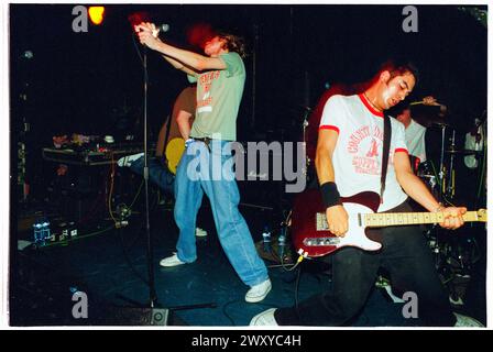 HUNDRED REASONS, YOUNG, EMO CONCERT, 2001: Ein junger Colin Doran Sänger und Larry Hibbitt Gitarrist der Emo-Rockband Hundred Reaons, der am 14. Mai 2001 im Clwb IFOR Bach Welsh Club in Wales spielt. Foto: Rob Watkins. INFO: 100 Reasons, eine britische Post-Hardcore-Rock-Band, die 1999 in London gegründet wurde, erlangte Anerkennung für ihre energiegeladenen Live-Auftritte und emotionales Songwriting. Hits wie „If I Could“ und „Silver“ zeigten ihren dynamischen Sound und brachten ihnen eine engagierte Anhängerschaft in der Musikszene der frühen 2000er Jahre ein. Stockfoto