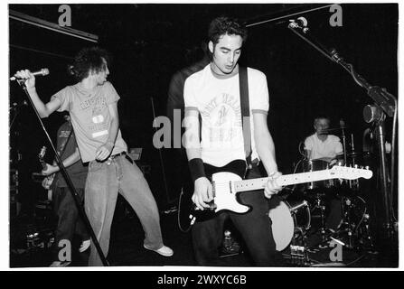 HUNDRED REASONS, YOUNG, EMO CONCERT, 2001: Ein junger Colin Doran Sänger und Larry Hibbitt Gitarrist der Emo-Rockband Hundred Reaons, der am 14. Mai 2001 im Clwb IFOR Bach Welsh Club in Wales spielt. Foto: Rob Watkins. INFO: 100 Reasons, eine britische Post-Hardcore-Rock-Band, die 1999 in London gegründet wurde, erlangte Anerkennung für ihre energiegeladenen Live-Auftritte und emotionales Songwriting. Hits wie „If I Could“ und „Silver“ zeigten ihren dynamischen Sound und brachten ihnen eine engagierte Anhängerschaft in der Musikszene der frühen 2000er Jahre ein. Stockfoto