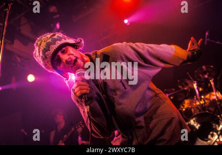 JAMIROQUAI, YOUNG, KONZERT, 1994: Ein junger Jamiroqaui, der am 24. Oktober 1994 in der Great Hall der Cardiff University in Cardiff, Wales spielt. Foto: Rob Watkins. INFO: Jamiroquai, geleitet von Jay Kay, ist eine britische Funk- und Acid-Jazz-Band, die 1992 gegründet wurde. Bekannt für Hits wie „Virtual Insanity“, kombiniert ihr ansteckender Sound gefühlvolle Vocals mit Funk-Grooves und etabliert sie zu einer prominenten und einflussreichen Kraft in der globalen Musikszene. Stockfoto