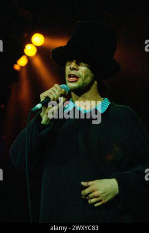 JAMIROQUAI, PEAK CAREER, KONZERT, 1994: A Peak Career Jamiroqaui spielte live mit seinem Album „Traveling Without Moving“ in der Cardiff International Arena CIA in Cardiff, Wales, Großbritannien am 13. April 1997. Foto: Rob Watkins. INFO: Jamiroquai, geleitet von Jay Kay, ist eine britische Funk- und Acid-Jazz-Band, die 1992 gegründet wurde. Bekannt für Hits wie „Virtual Insanity“, kombiniert ihr ansteckender Sound gefühlvolle Vocals mit Funk-Grooves und etabliert sie zu einer prominenten und einflussreichen Kraft in der globalen Musikszene. Stockfoto