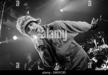 JAMIROQUAI, YOUNG, KONZERT, 1994: Ein junger Jamiroqaui, der am 24. Oktober 1994 in der Great Hall der Cardiff University in Cardiff, Wales spielt. Foto: Rob Watkins. INFO: Jamiroquai, geleitet von Jay Kay, ist eine britische Funk- und Acid-Jazz-Band, die 1992 gegründet wurde. Bekannt für Hits wie „Virtual Insanity“, kombiniert ihr ansteckender Sound gefühlvolle Vocals mit Funk-Grooves und etabliert sie zu einer prominenten und einflussreichen Kraft in der globalen Musikszene. Stockfoto