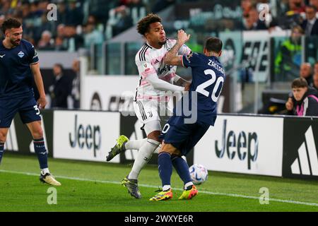 Mattia Zaccagni und Weston McKennie vom Juventus FC während des Coppa Italia Spiels zwischen Juventus FC und SS Lazio im Allianz Stadium am 2. April 202 Stockfoto