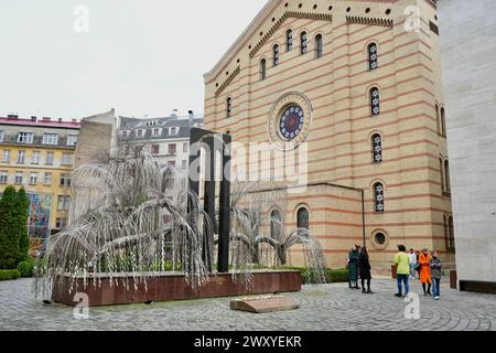 Das Denkmal der ungarischen jüdischen Märtyrer im Holocaust-Gedenkpark Raoul Wallenberg in der Synagoge der Dohány-Straße. Stockfoto