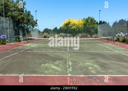 Vernachlässigter privater Tennisplatz in der Nähe von Bairnsdale in Victoria, Australien Stockfoto