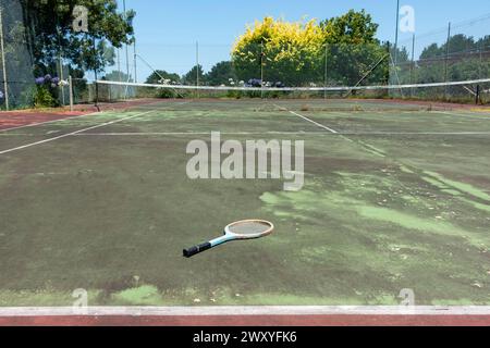 Vernachlässigter Tennisplatz in der Nähe von Bairnsdale in Victoria, Australien Stockfoto