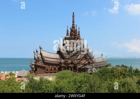 Aussenansicht des buddhistischen Tempels „Heiligtum der Wahrheit“ in Pattaya, Thailand. Stockfoto