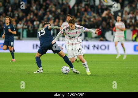 Kenan Yildiz von Juventus FC und Alessio Romagnoli von SS Lazio während des Coppa Italia Spiels zwischen Juventus FC und SS Lazio im Allianz Stadion auf A Stockfoto