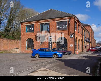 Ehemaliges Gebäude aus dem 19. Jahrhundert, das heute das Hot Yoga Studio beherbergt, Weedon Depot, Northamptonshire, Großbritannien Stockfoto