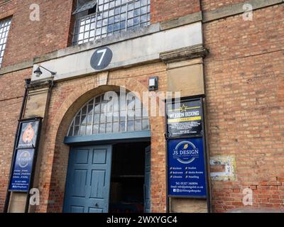 Ehemaliges Artillance Building aus dem 19. Jahrhundert, das heute Weedon Boxing Club und JS Designs beherbergt, Weedon Depot, Northamptonshire, Großbritannien Stockfoto