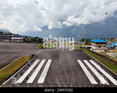 Landebahn des Flughafens Lukla im Himalaya, ein Einstiegspunkt für Bergsteiger. Stockfoto