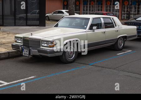 Klassisches Retro-Cadillac auf der Straße im Seebad Sunny Beach, Bulgarien Stockfoto