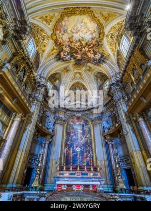 Hauptsache altar⁬ mit dem Martyrium der Apostel Philipp und Jakobus der weniger von Domenico Maria Murator - Basilica dei Santi XII Apostoli - Rom Italien Stockfoto