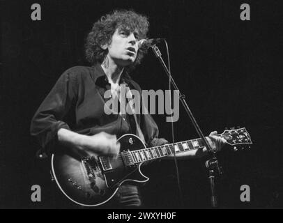 Reims (Nordostfrankreich): Alain Souchon im Konzert 1989. Hier auf der Bühne mit einer elektrischen Gitarre Stockfoto