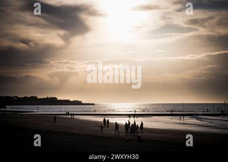 Silhouetten für Urlauber am Margate Beach in Kent Stockfoto