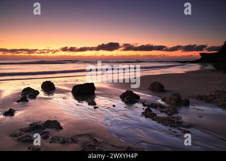 Schöner felsiger Strand Sonnenaufgang im Yuraygir National Park, NSW, Australien Stockfoto