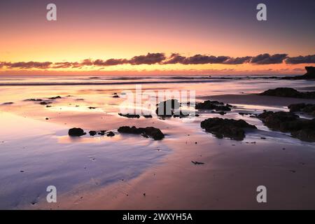 Schöner felsiger Strand Sonnenaufgang im Yuraygir National Park, NSW, Australien Stockfoto