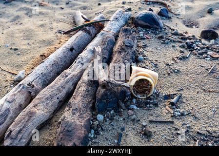 Die Plastikverschmutzung am Wonga Beach in Far North Queensland, Australien, wurde entweder an Land gespült oder in einem nahegelegenen Sturmwasserabfluss aus der Stadt hinunter gespült Stockfoto