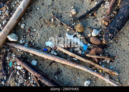 Die Plastikverschmutzung am Wonga Beach in Far North Queensland, Australien, wurde entweder an Land gespült oder in einem nahegelegenen Sturmwasserabfluss aus der Stadt hinunter gespült Stockfoto