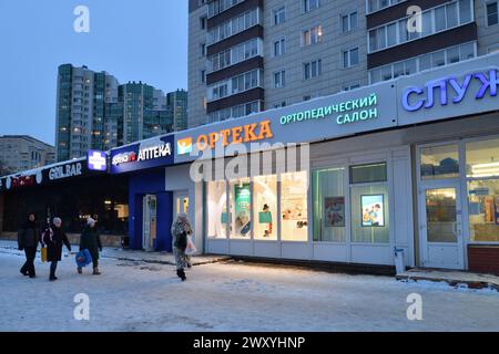 Moskau, Russland - JFEB 14. 2024. Apotheke und Orthopädie-Salon im Zelenograd Stockfoto