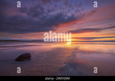 Ein wunderschöner Sonnenuntergang am Strand in der Nähe von Wissant, Cote d'Opale, Frankreich Stockfoto