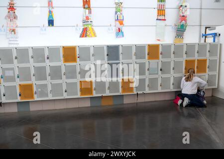 Mädchen, Schülerin in einem Flur der Mittelschule „College Bernard de Ventadour“ in Privas (Südostfrankreich). Mädchen von hinten gesehen sitzend Stockfoto