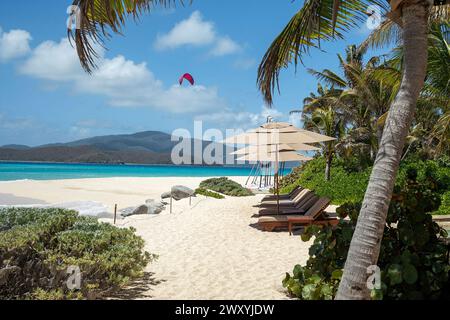 Virgin Islands: Strand mit türkisfarbenem Meer und weißem Sand auf Necker's Island, einer privaten Insel im Besitz des britischen Milliardärs Sir Richard Branson, Gründer Stockfoto