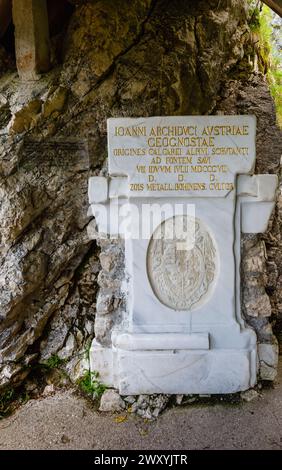 Gedenktafel zum Gedenken an den Besuch von Erzherzog Johann von Österreich im Jahr 1807 im Savica-Wasserfall, einer beliebten Touristenattraktion im Nordwesten Sloweniens Stockfoto