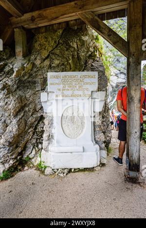 Gedenktafel zum Gedenken an den Besuch von Erzherzog Johann von Österreich im Jahr 1807 im Savica-Wasserfall, einer beliebten Touristenattraktion im Nordwesten Sloweniens Stockfoto