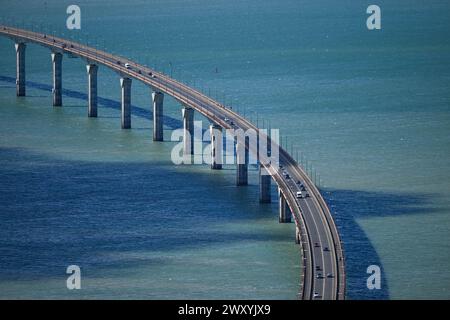 Ile de Re (Insel RhE), vor der Westküste Frankreichs: Aus der Vogelperspektive der Brücke, fließender Verkehrsfluss auf der mautpflichtigen Brücke, die das Festland mit dem IS verbindet Stockfoto