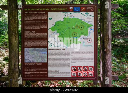 Karte des Triglav-Nationalparks an den Savica-Fällen in der Nähe des Boninj-Sees, einer beliebten Touristenattraktion im Nordwesten Sloweniens, Mittel- und Osteuropa Stockfoto