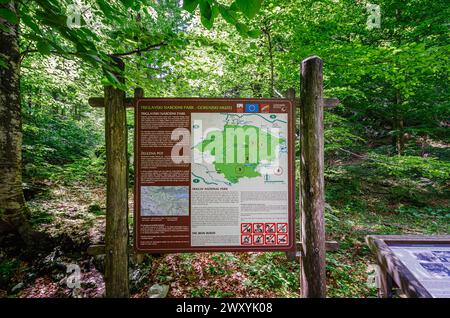 Karte des Triglav-Nationalparks an den Savica-Fällen in der Nähe des Boninj-Sees, einer beliebten Touristenattraktion im Nordwesten Sloweniens, Mittel- und Osteuropa Stockfoto