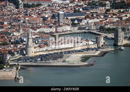 La Rochelle (Mittelwestfrankreich): Aus der Vogelperspektive die Stadt, Autos auf dem Parkplatz der Esplanade Saint-Jean-d'Acre und die drei Türme Tour de la Stockfoto