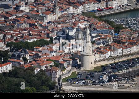 La Rochelle (Mittelwestfrankreich): Aus der Vogelperspektive auf die Stadt, die Gebäude, die Autos auf dem Parkplatz der „Esplanade Saint-Jean-d’Acre“ und den Turm“ Stockfoto