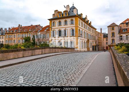 Blick auf die Stadt von der schönen Stadt Metz in Frankreich. Brücken, Häuser und Kirchen am Ufer der Mosel. Stockfoto