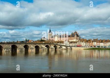 Gien. Die Loire und die alte Brücke. Departement Loiret. Centre-Val de Loire. Frankreich Stockfoto