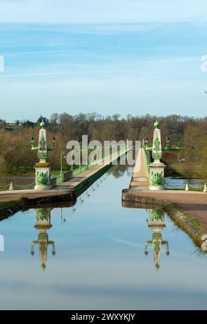 Briare, Kanalbrücke von Gustave Eiffel, seitlicher Kanal zur Loire oberhalb der Loire, Département Loiret, Centre-Val de Loire, Frankreich Stockfoto