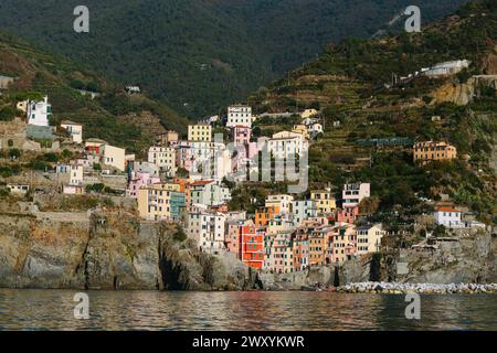 Lebendige, bunte Häuser auf einem steilen Hügel am Meer, die die einzigartige Architektur von Cinque Terre, Italien, zeigen Stockfoto