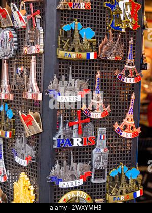 Touristische Souvenirs in Form des Eiffelturms. Ile de France. Paris. Frankreich. Europa Stockfoto