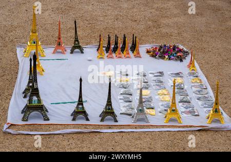 Touristische Souvenirs in Form des Eiffelturms. Ile de France. Paris. Frankreich. Europa Stockfoto