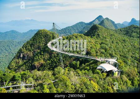 Die Langkawi Sky Bridge vor dem Hintergrund üppiger Berge und blauer Himmel bietet einen atemberaubenden Blick auf den malaysischen Archipel Stockfoto