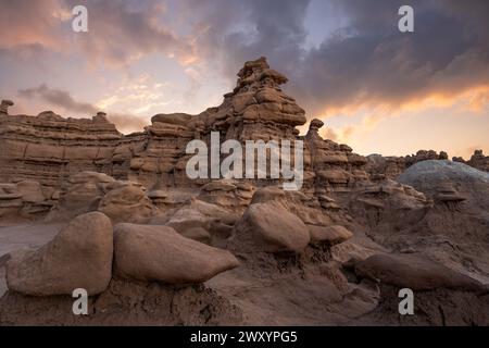 Dramatischer Sonnenuntergang über einzigartigen Felsformationen im Goblin Valley State Park, Utah. Stockfoto