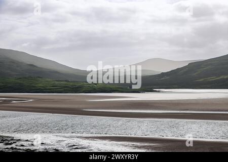 Ein ruhiger Blick auf den Kyle of Durness mit einer riesigen, flachen Bucht mit komplizierten Sandbänken und ruhigen Gewässern, umgeben von üppigen, sanften Hügeln Stockfoto