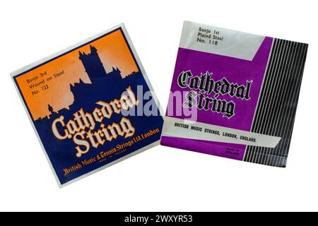 Packs von Cathedral String Banjo Strings isoliert auf weißem Hintergrund Stockfoto