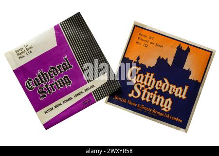 Packs von Cathedral String Banjo Strings isoliert auf weißem Hintergrund Stockfoto