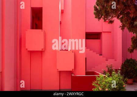 Spanien, Calpe (oder Calp): La Muralla Roja (Rote Mauer), Apartmentkomplex an der Costa Blanca, entworfen vom Architekten Ricardo Boffil. Architektonisch d Stockfoto