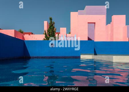 Spanien, Calpe (oder Calp): La Muralla Roja (Rote Mauer), Apartmentkomplex an der Costa Blanca, entworfen vom Architekten Ricardo Boffil. Architektonisch d Stockfoto