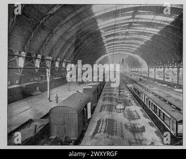 DAS INNERE DES BAHNHOFS PADDINGTON, GREAT WESTERN RAILWAY, LONDON. Aus dem Artikel GROSSE BAHNHÖFE ENGLANDS. Von Thomas Cargill. Vom Engineering Magazine gewidmet dem industriellen Fortschritt Band XVI Oktober 1898 bis März 1899 The Engineering Magazine Co Stockfoto