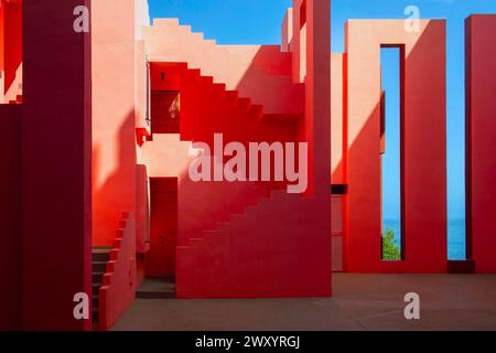 Spanien, Calpe (oder Calp): La Muralla Roja (Rote Mauer), Apartmentkomplex an der Costa Blanca, entworfen vom Architekten Ricardo Boffil. Architektonisch d Stockfoto